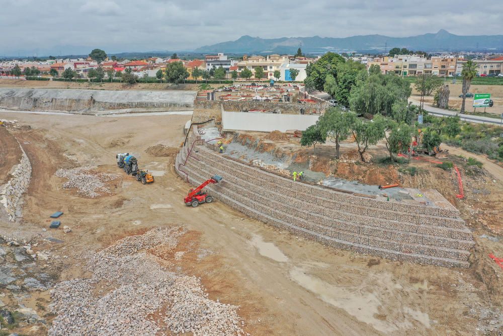 La Confederación consolida los taludes en Benferri para evitar que el cementerio se venga abajo con una nueva riada