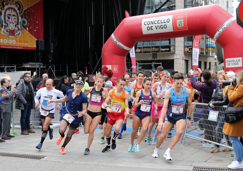 Los corredores Nuno Costa y Ester Navarrete vencen en la V Carrera Popular do Entroido, en la que medio millar de personas sudaron dentro de sus disfraces.