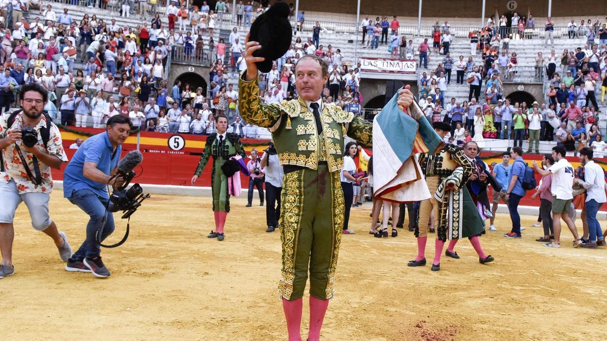 El diestro Pepe Luis Vázquez, que deja los ruedos, tras el festejo de la Feria del Corpus Christi que se celebró esta tarde en Granada.