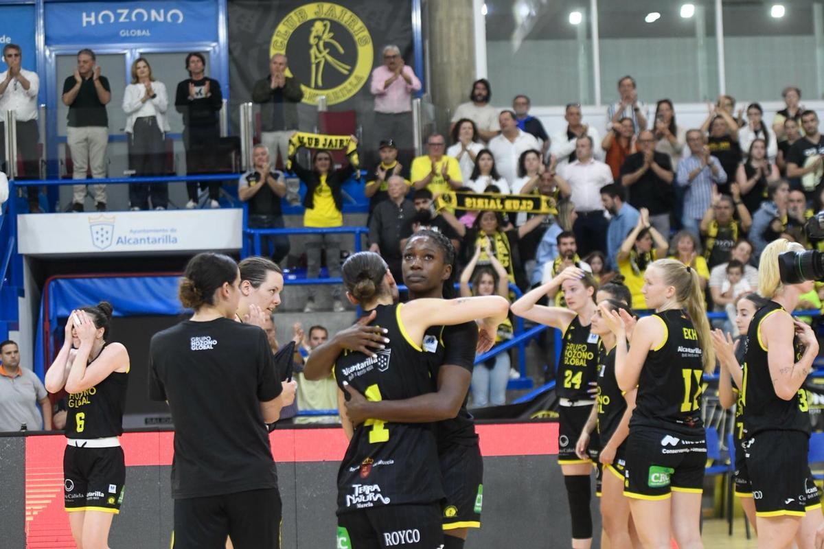 Las jugadoras del Hozono Global Jairis, desoladas al final del partido ante el Perfumerías Avenida Salamanca