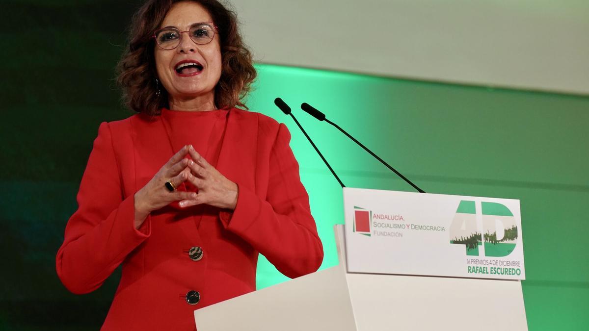 La secretaria general del PSOE-A, María Jesús Montero interviene durante el acto. A 4 de diciembre de 2025 en Málaga, Anadalucía (España). La secretaria general del PSOE-A, María Jesús Montero, participa este martes en el acto de entrega de los Premios 4D – Rafael Escuredo, que celebran su cuarta edición. En el evento estará acompañada por el primer presidente autonómico, presidente de honor del PSOE-A y presidente de la Fundación Andalucía, Socialismo y Democracia, Rafael Escuredo. 04 DICIEMBRE 2025 Álex Zea / Europa Press 04/12/2025. María Jesús Montero;Álex Zea