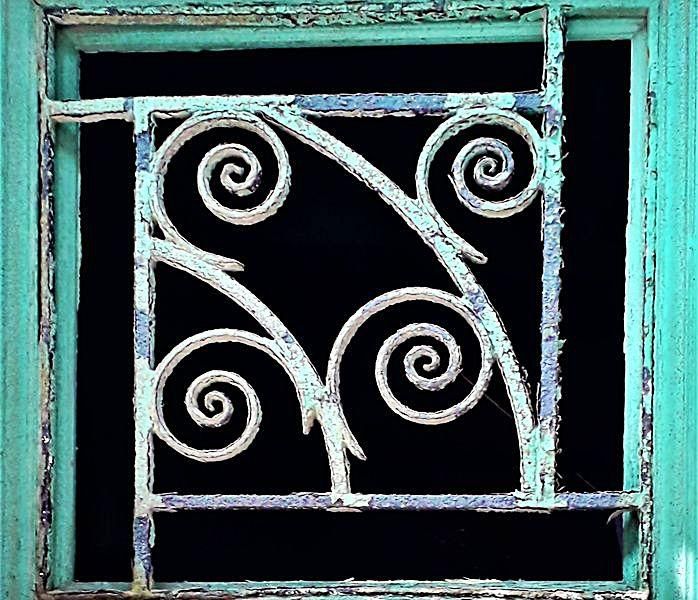 Rejería ornamental en la calle Emilio Villa, 4. En proceso de demolición. El edificio fue proyecto de Miguel García de la Cruz y fue finalizado por Manuel del Busto (1934-1935).
