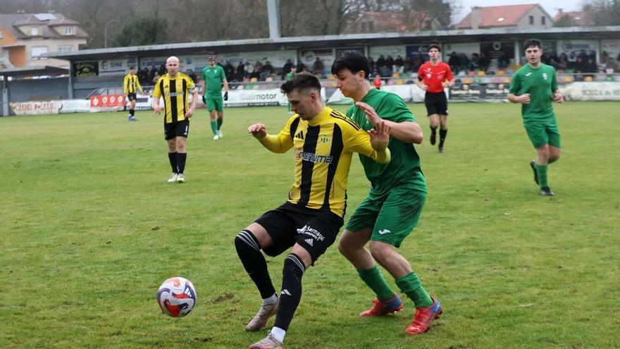 El Ribadumia pierde el liderato tras caer derrotado ante el Pontecaldelas, que marca un 4-3 en el marcador