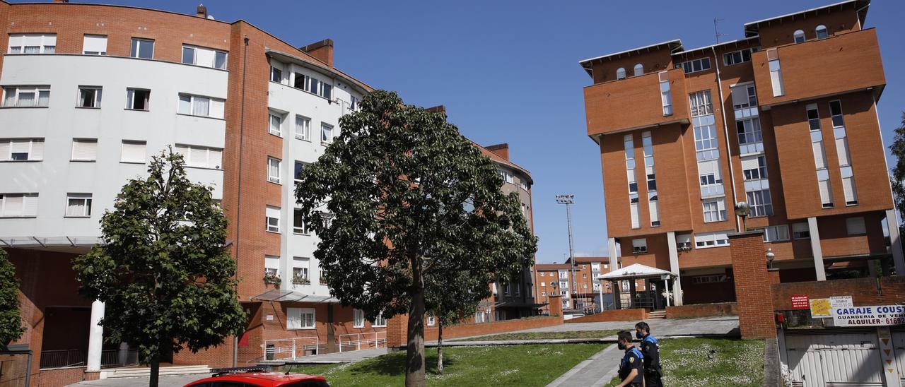 Dos policías locales, tras acudir al domicilio de la pareja de Papagore, en la plaza Jacques Cousteau.