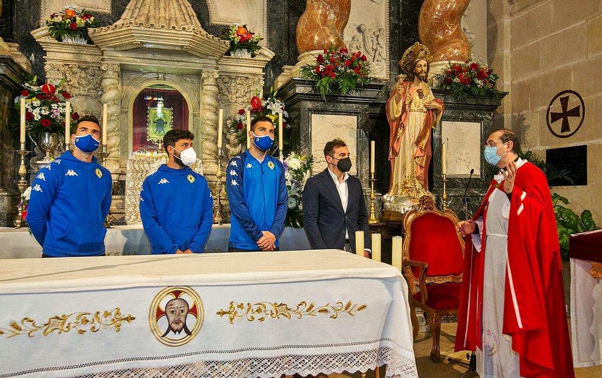 Los capitanes Falcón, Diego Benito y Benja y el director general Carlos Parodi, ayer en la Santa Faz con el capellán José Luis Casanova.