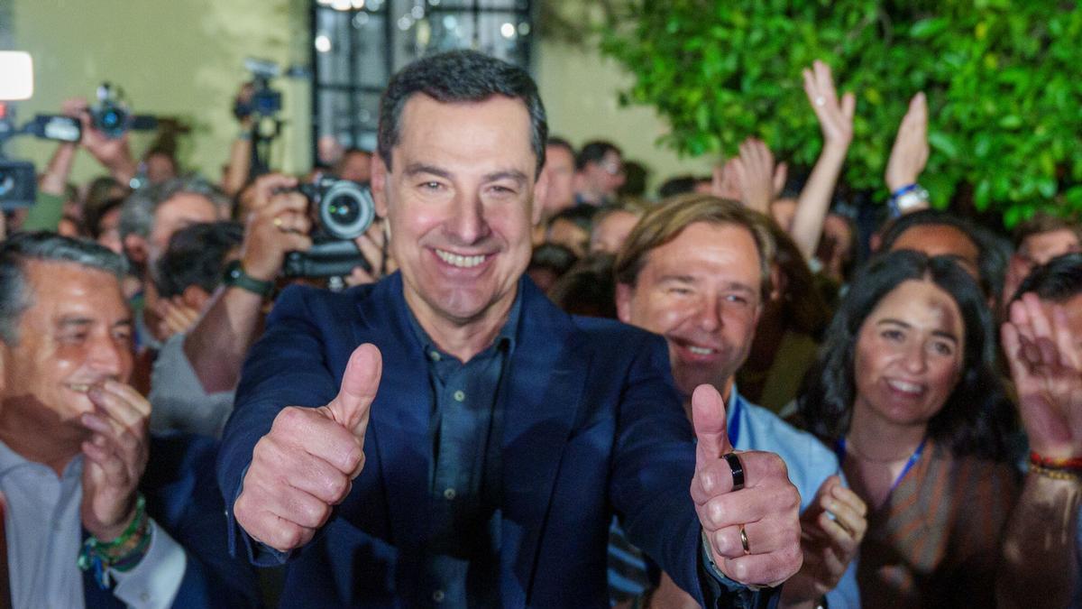 El candidato del PP andaluz a la reelección, Juanma Moreno, celebra los resultados electorales.
