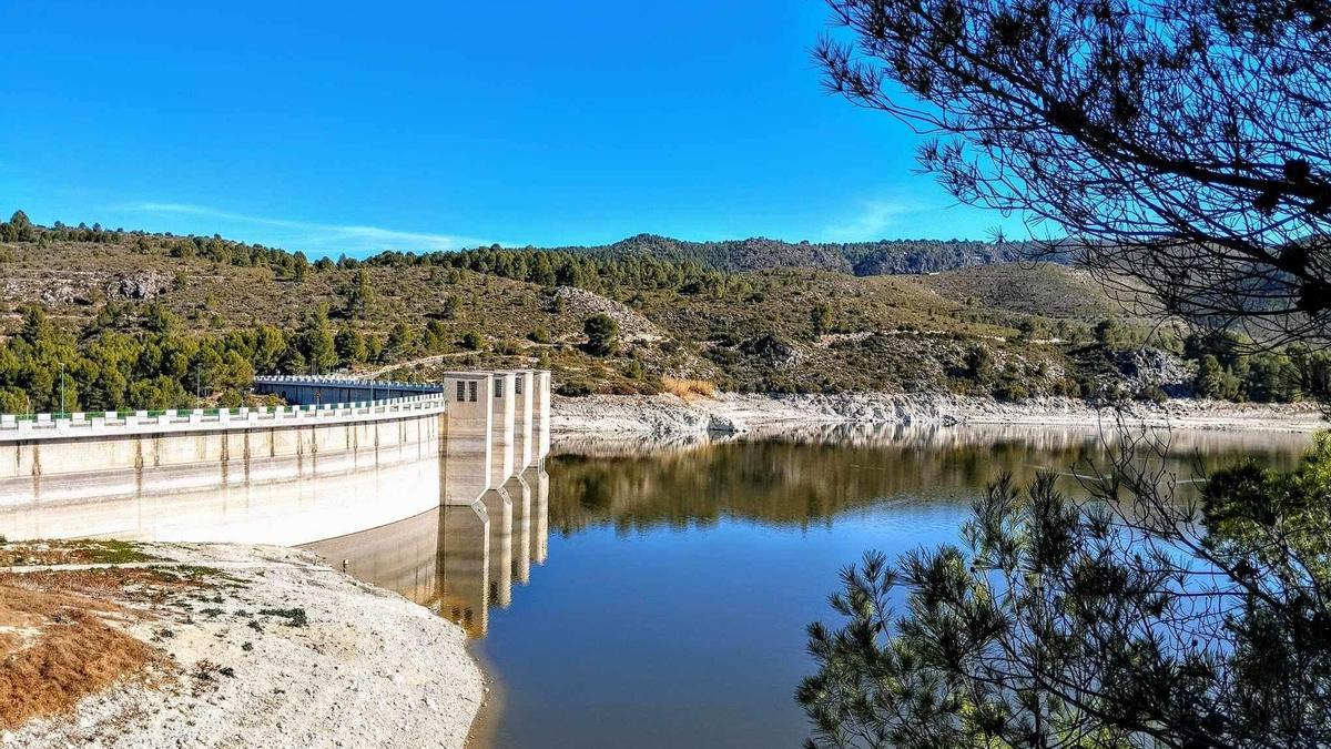 El pantano de Beniarrés, en una imagen de la semana pasada donde se aprecia la escasez de agua embalsada.