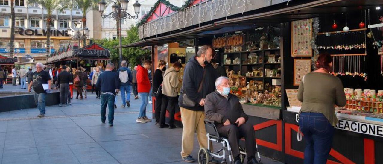 Mercadillo navideño instalado en la plaza de Las Tendillas en 2021.