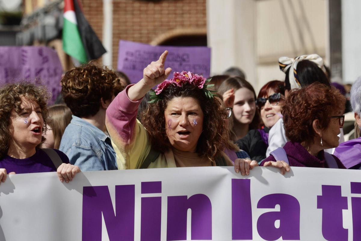 EN IMÁGENES: Un multitudinario y diverso 8M desborda las calles de Villaviciosa y celebra a la mujer rural