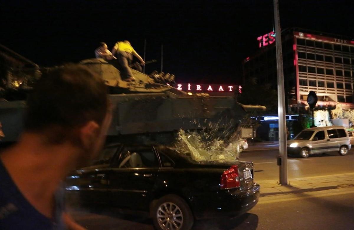 Ciudadanos turcos intentan evitar el avande de los tanques en las calles de Ankara.