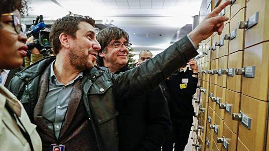 Toni Comín i Carles Puigdemont, divendres a l&#039;interior del Parlament Europeu.