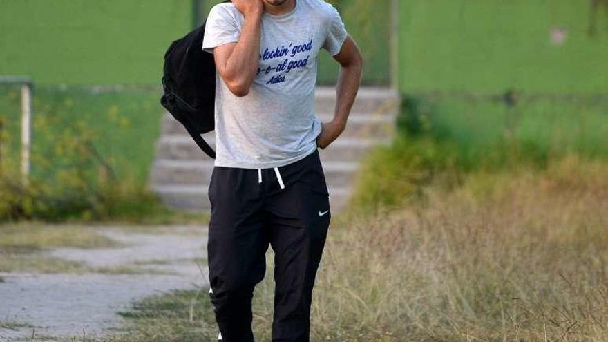 Andrés Viveros a su llegada al entrenamiento de ayer. // G. Santos