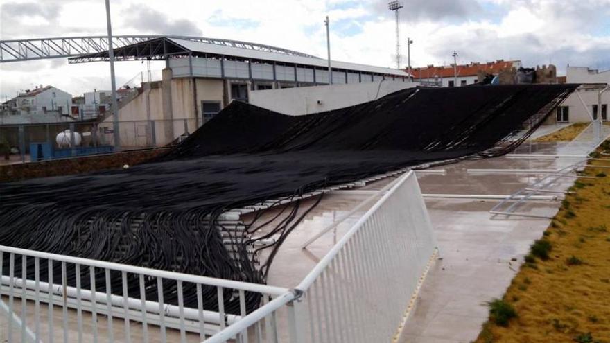 El viento destroza la estructura de calentamiento de agua de la piscina de Villanueva de Córdoba