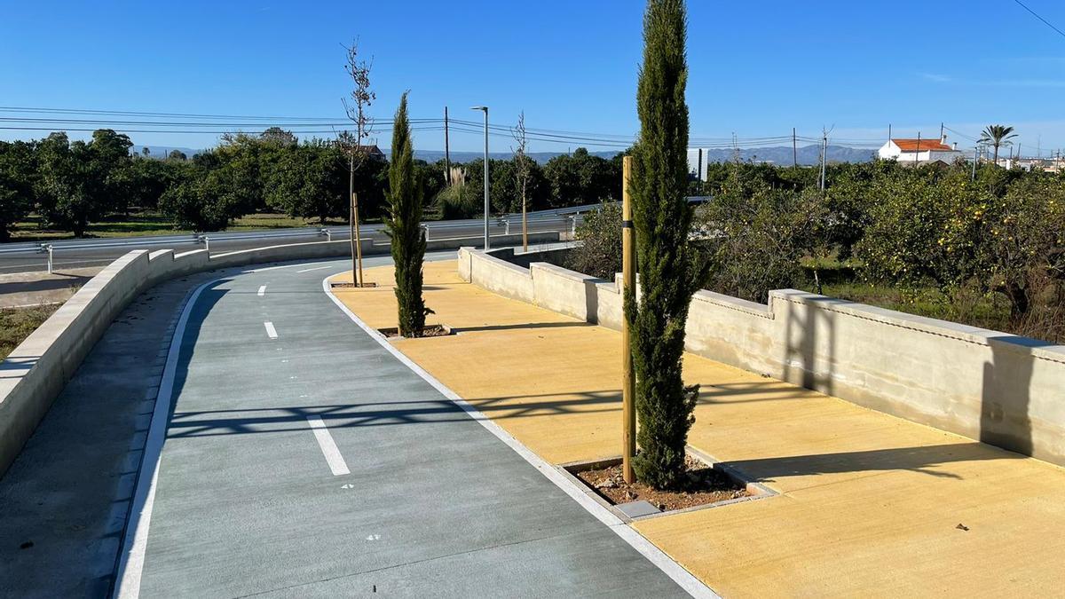 Un tramo del carril-bici que llega al polígono de Amcor.