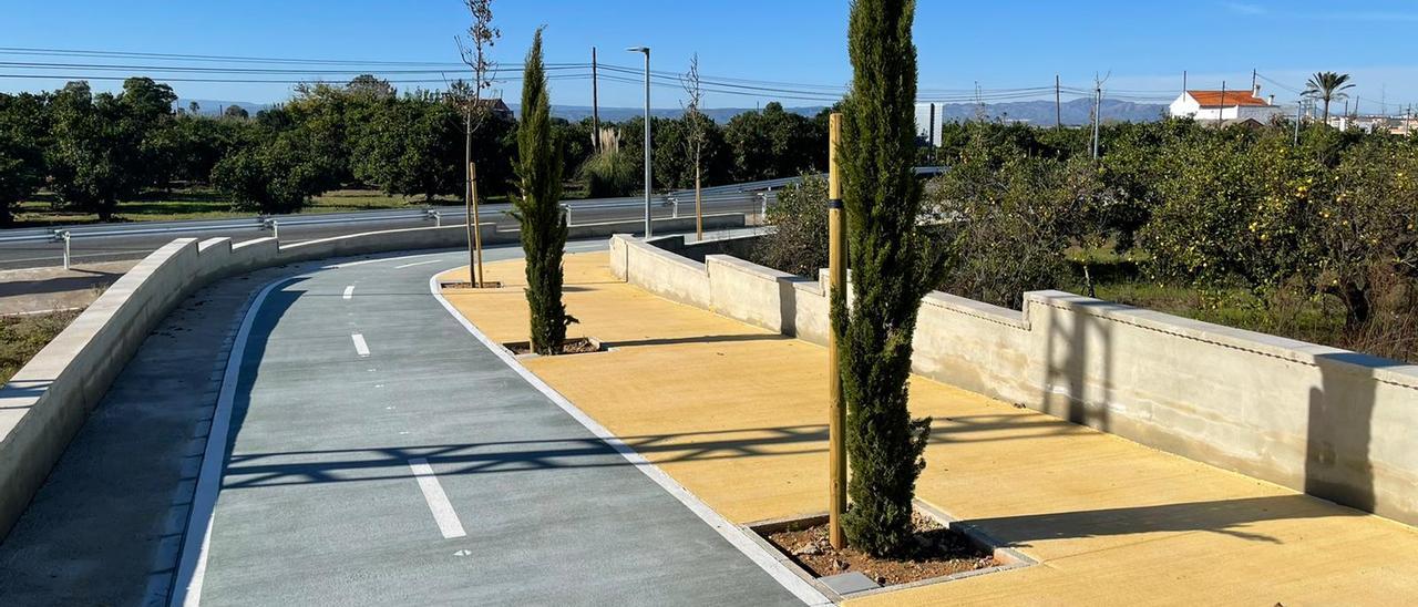 Un tramo del carril-bici que llega al polígono de Amcor.