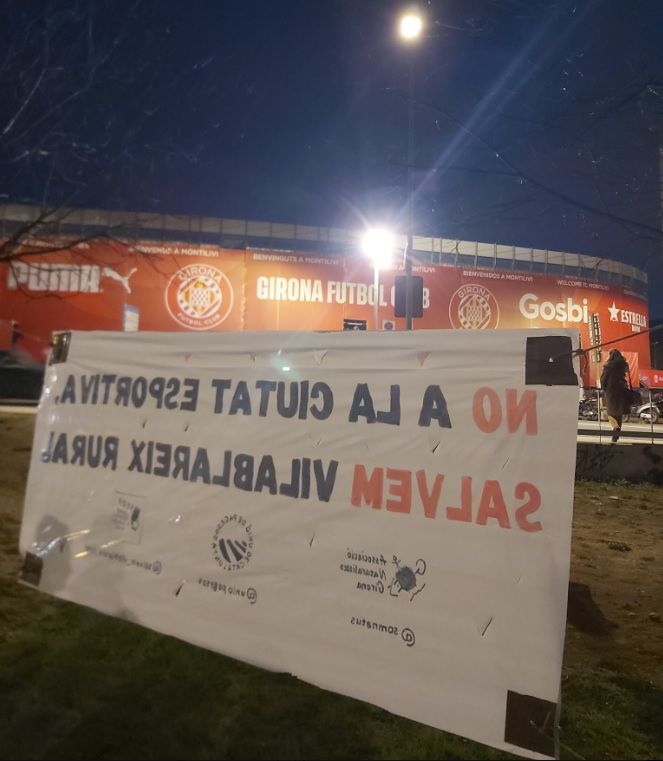 La pancarta que es va penjar al costat de Montilivi.