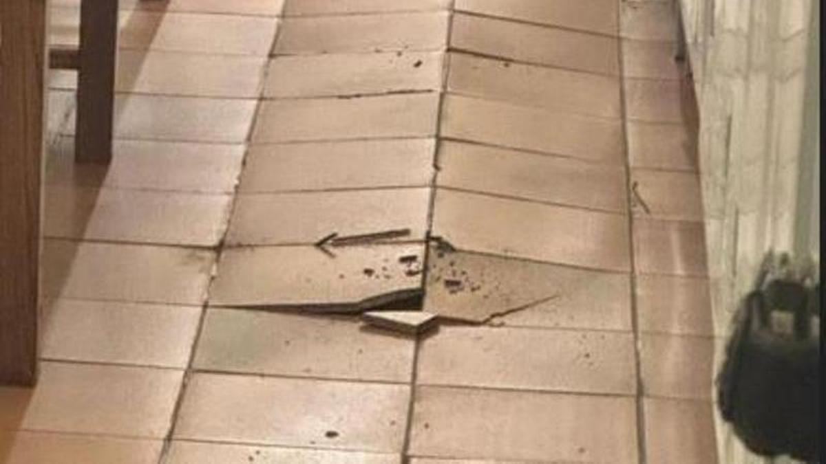 Suelo de los vestuarios de la Policía Local de Santa Cruz.