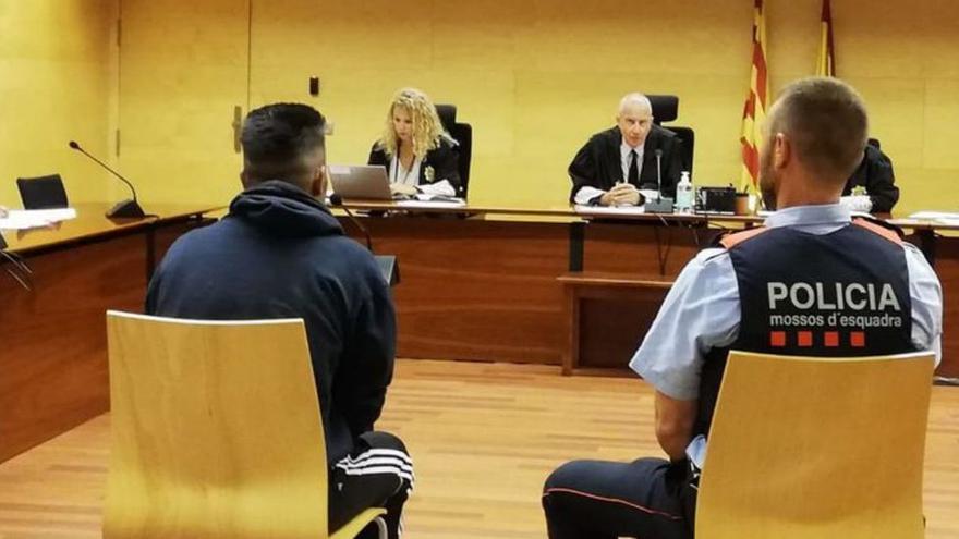 Jutjat per robar un patinet i amenaçar amb una navalla el repartidor a Figueres