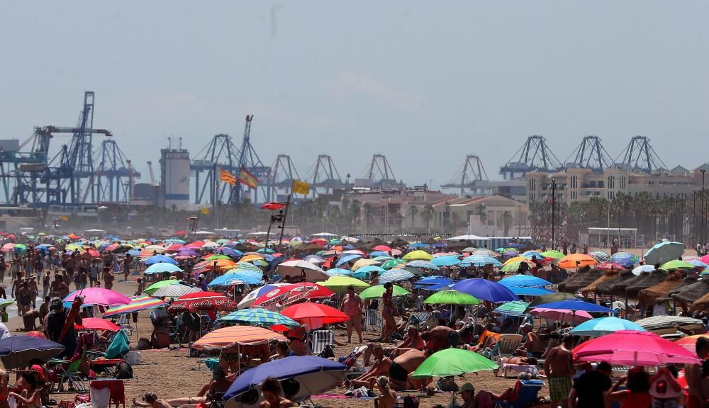 Playas en València medio vacías en el primer fin de semana de agosto