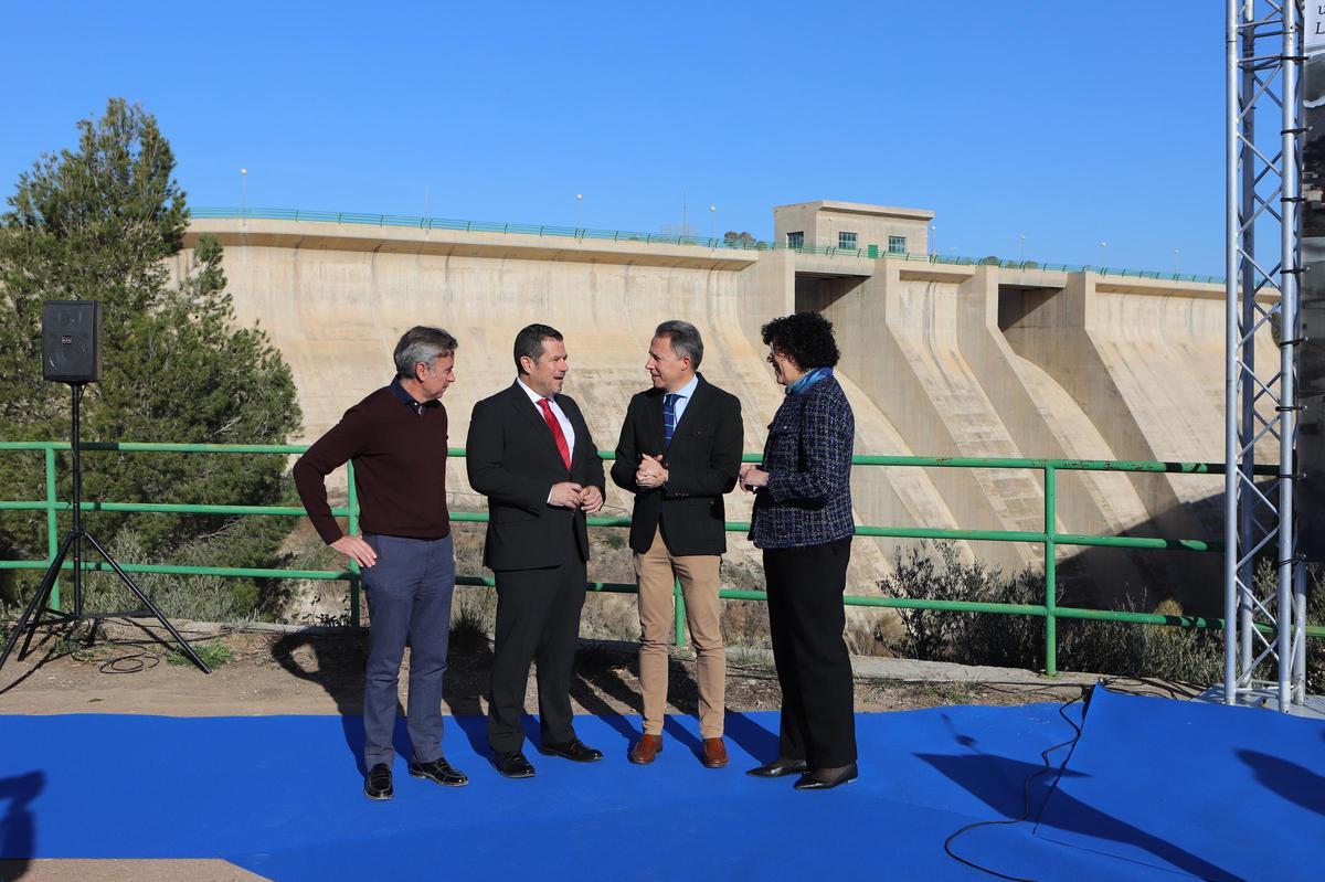 La presentación se llevaba a cabo junto a la Presa de Puentes.