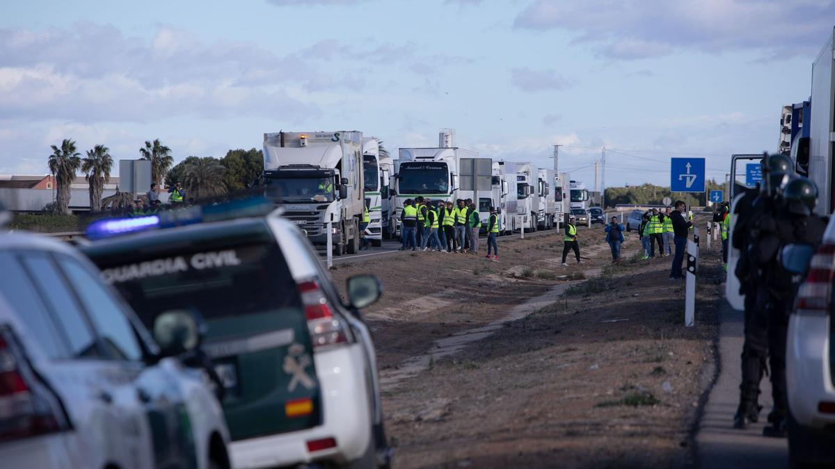 Protesta de los agricultores en la AP-7, entre San Javier y Los Alcázares