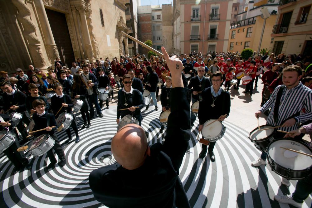 La plaza de Santa María se llena de unos 200 músicos para celebrar la Tamborrada