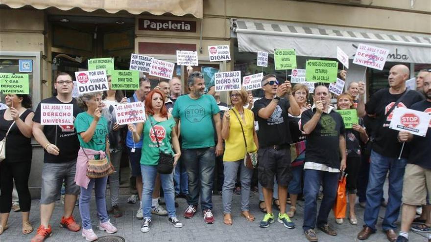 Paran un desahucio el primer día de la Oficina de la Vivienda