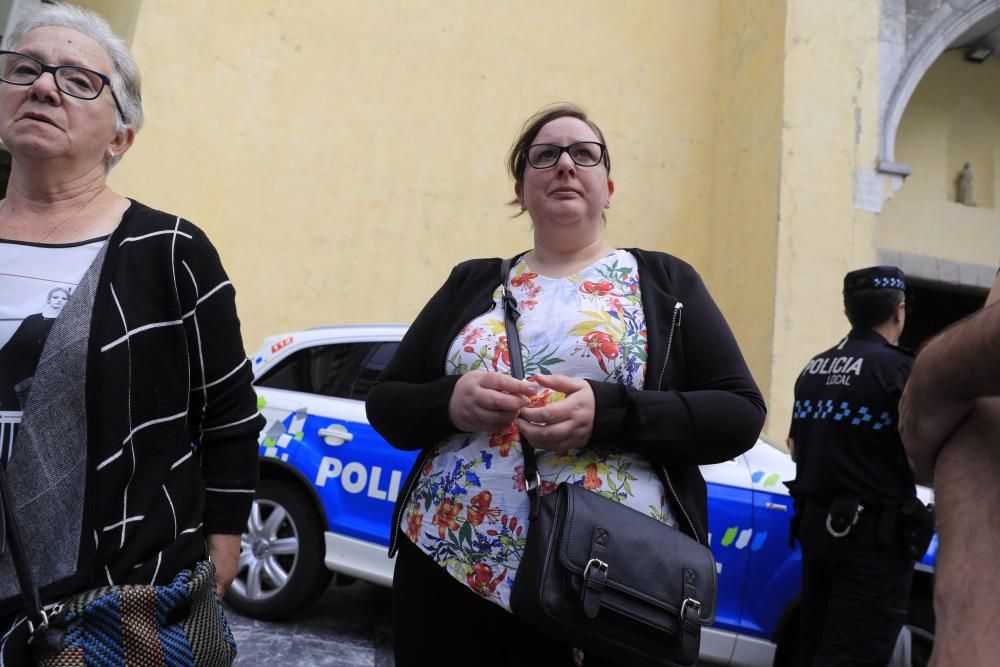 Emotivo minuto de silencio de los vecinos de Cudillero al recordar al joven fallecido David Carragal