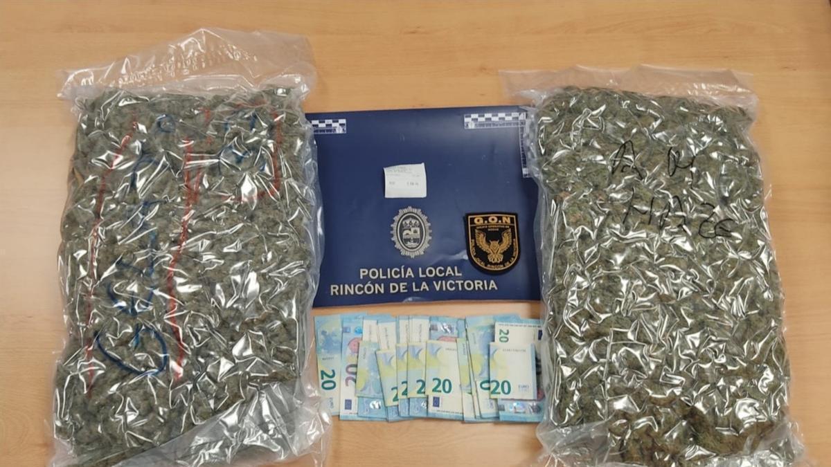 Droga y dinero intervenido por el Grupo Operativo de Noche de la Policía Local de Rincón de la Victoria.