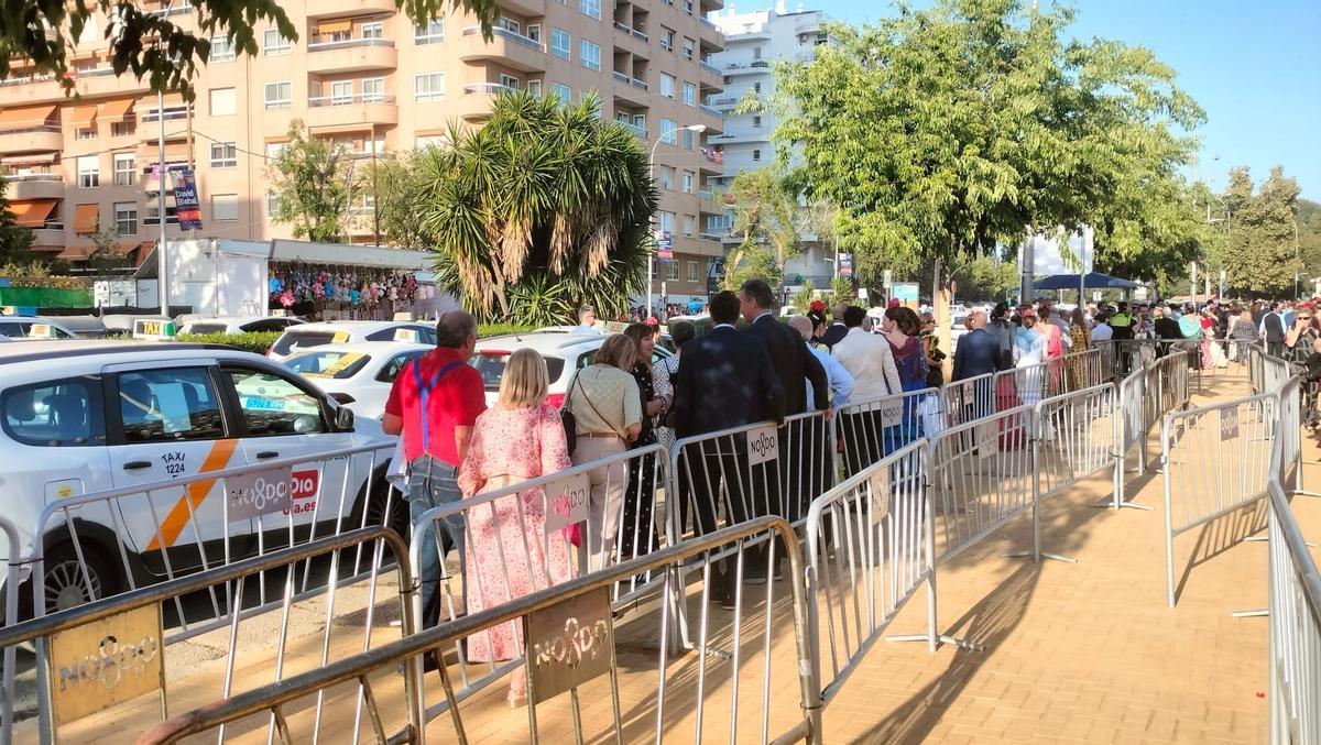 La gente espera en la cola para coger un taxi en la Feria de Sevilla
