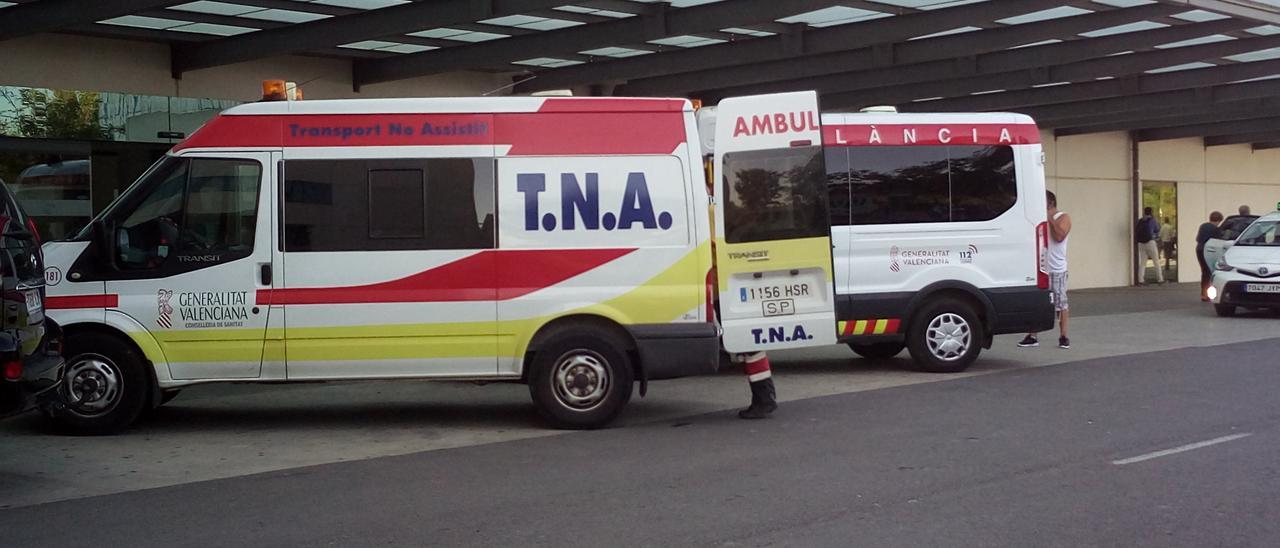 Ambulancia TNA en la puerta del hospital La Fe de València.