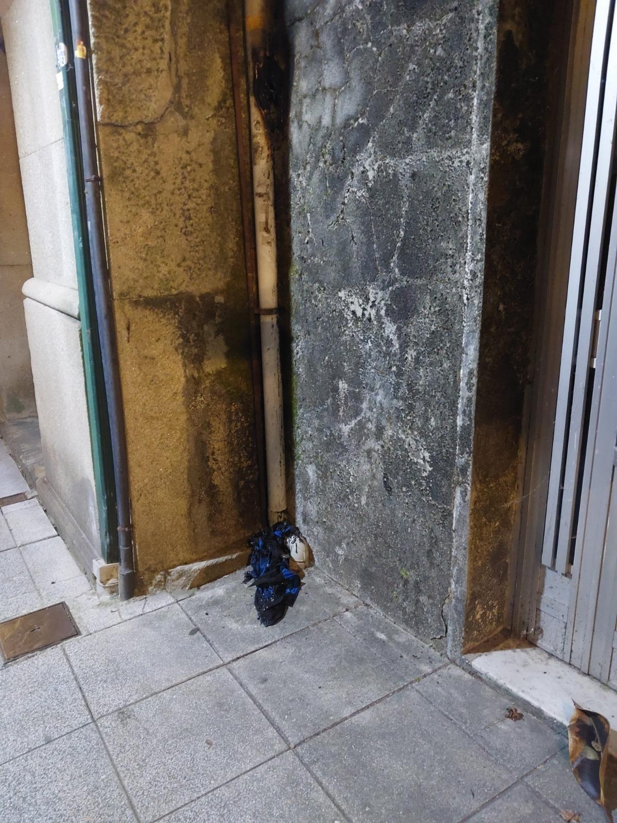 Parte del inmueble que plantó fuego por culpa de la ropa  que ardía.
