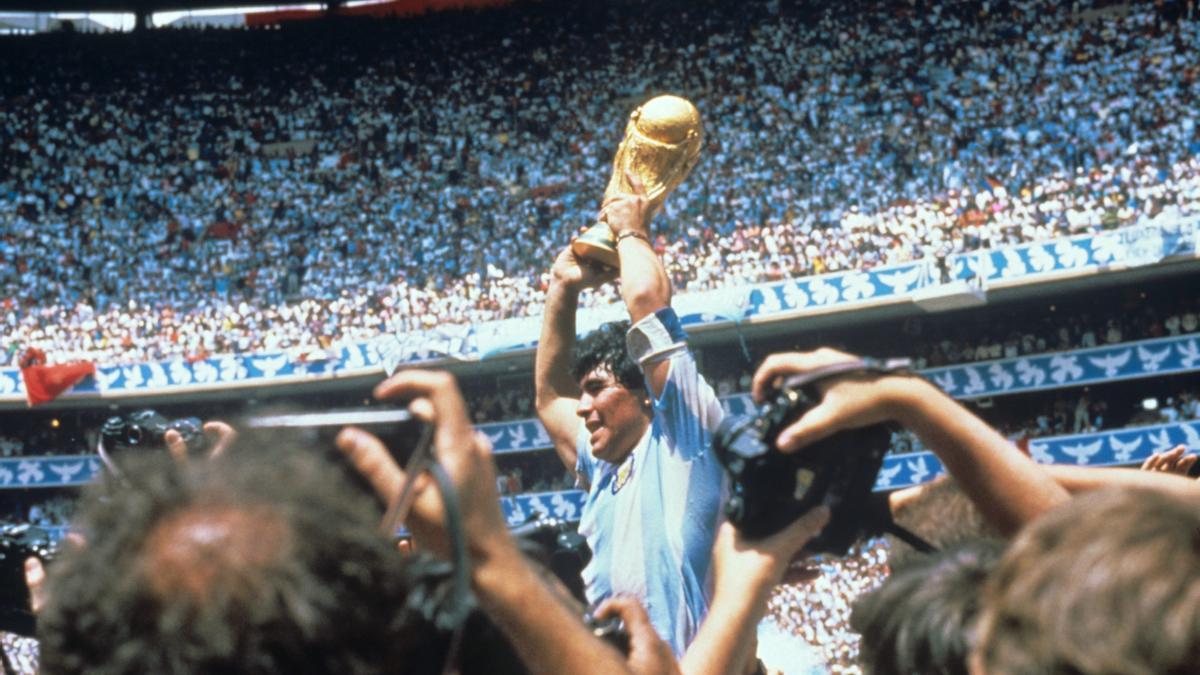 Héroe en Italia y villano para Inglaterra, Diego Armando Maradona escribió parte de la historia grande del fútbol mundial.