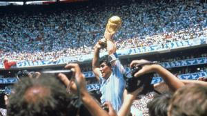 Héroe en Italia y villano para Inglaterra, Diego Armando Maradona escribió parte de la historia grande del fútbol mundial.