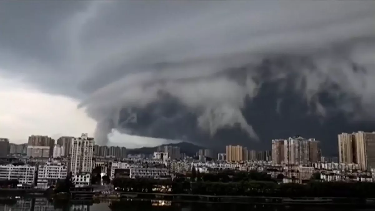 El tifón Wipha llega a la ciudad china de Zhuhai de la mano de una imponente nube negra
