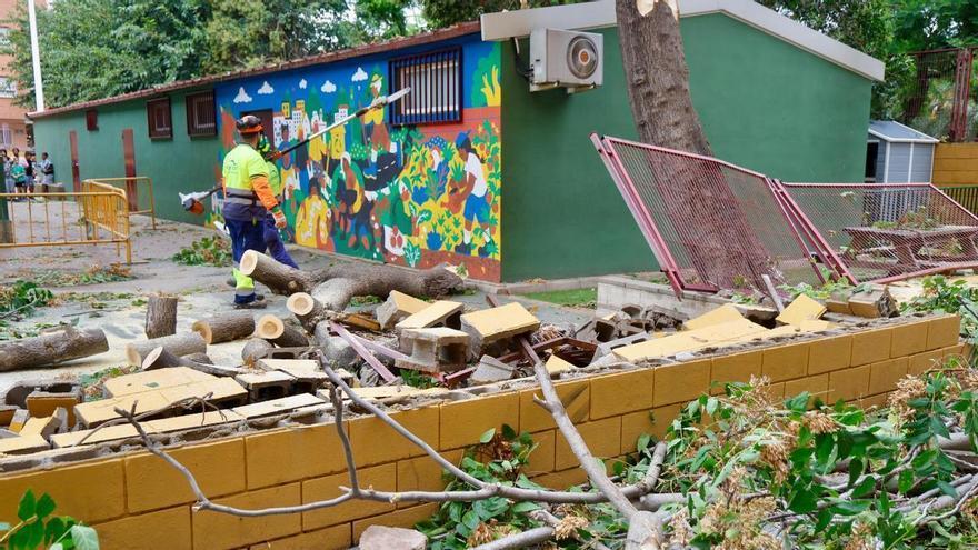 Las lluvias provocan la caída de un muro del CEIP Bartolomé Cossío