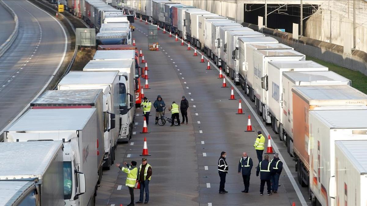 Larguísimas filas de camiones para entrar en el puerto de Dover, este jueves.