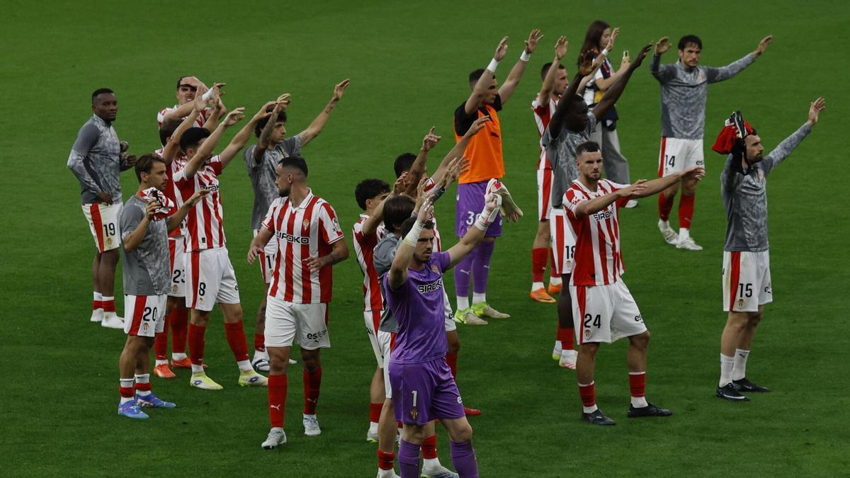 Los jugadores del Sporting, al finalizar el partido ante el Almería.
