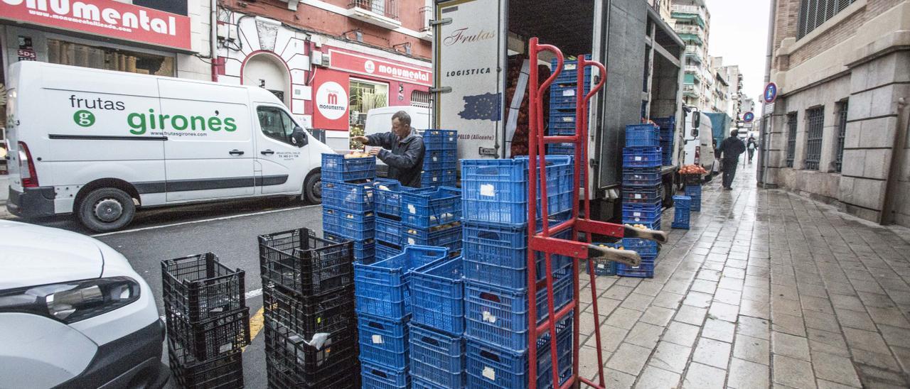 Transportistas descargando mercancías en el Mercado Central de Alicante.