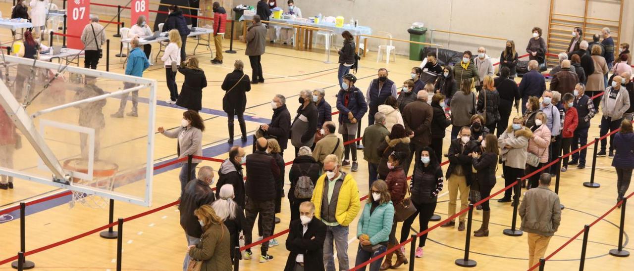 The El Toscar de Elche sports center reopened its doors yesterday to vaccinate.  |  ANTONIO AMORÓS