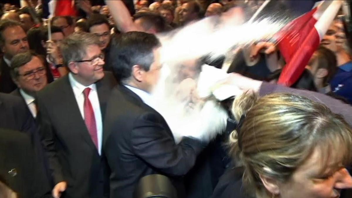 Un joven ha lanzado harina al candidato conservador francés, François Fillon durante un mitin.