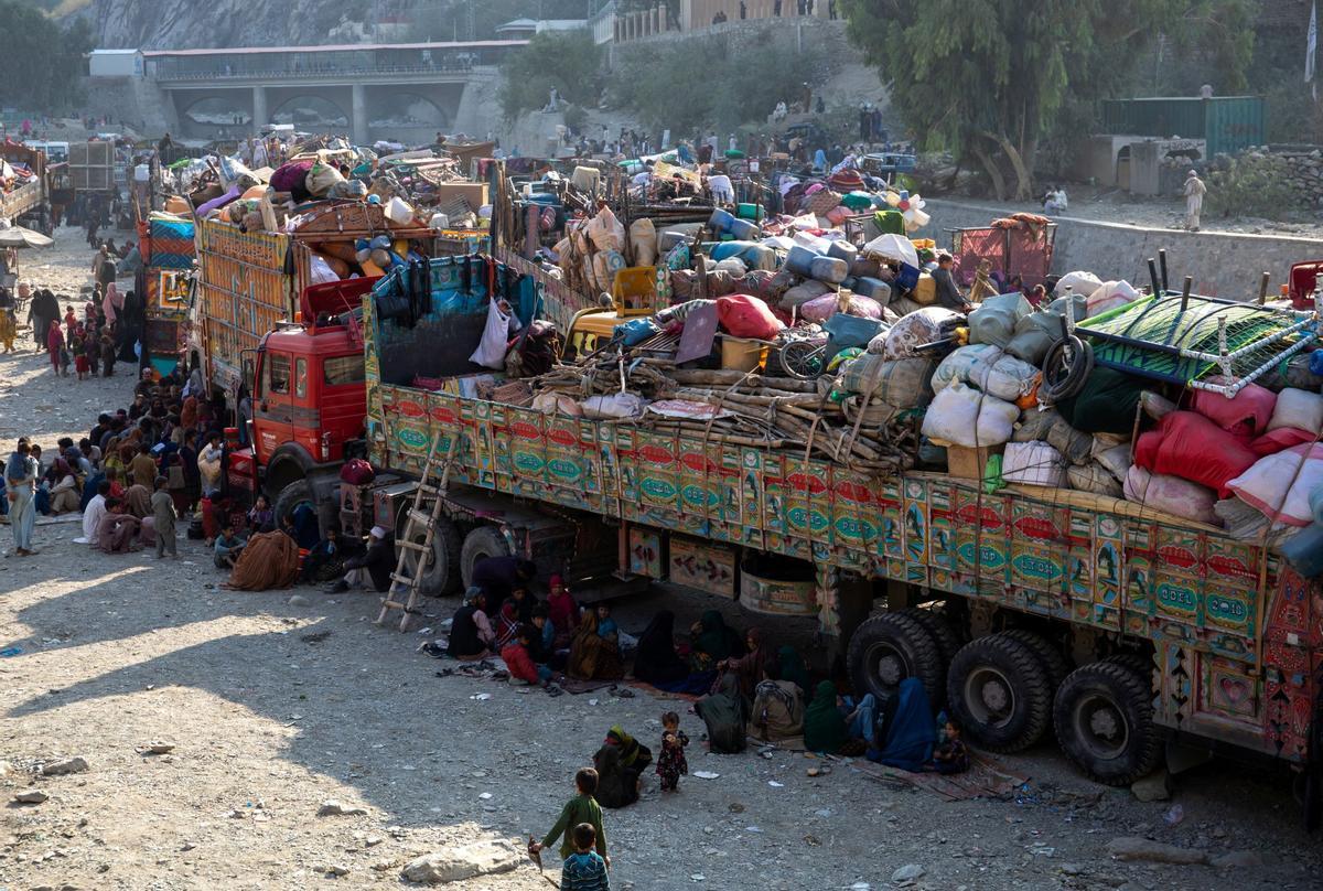 Colapso en la frontera de Pakistán al cumplirse el plazo para la expulsión de refugiados afganos indocumentados