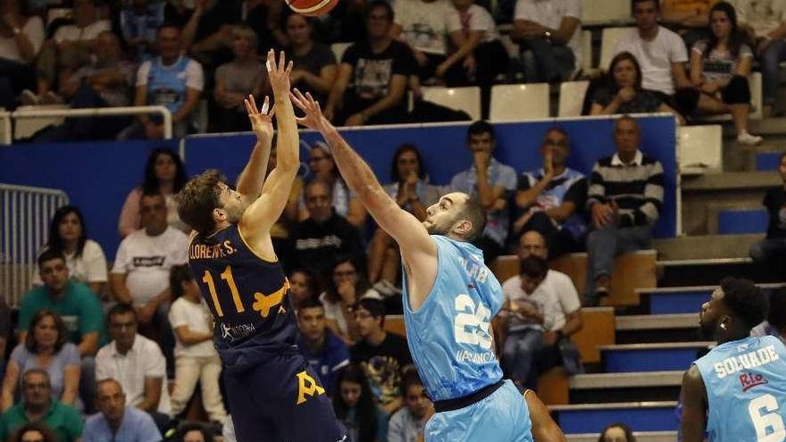 Sergio Llorente tira a canasta ante Olah, pívot del Breogán, en el partido de ida.