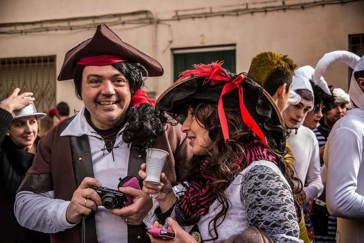 Dos personas disfrazadas de piratas en el Carnaval itinerante de La Fueva