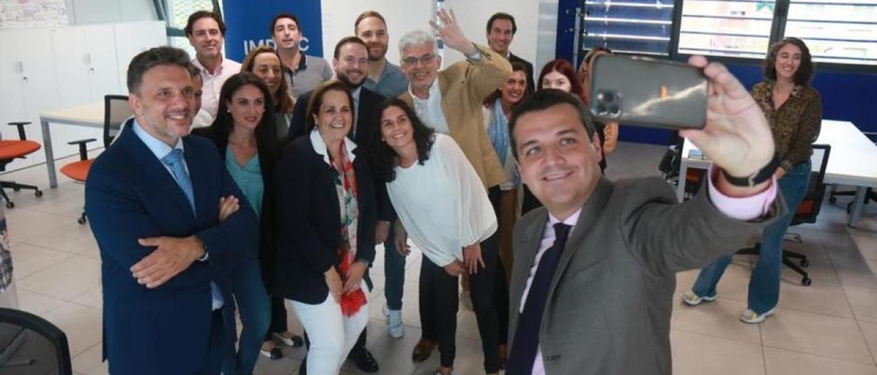 El alcalde se fotografía junto a los responsables de las &#039;startup&#039; de El Patio que se han mudado ya a la Normal.