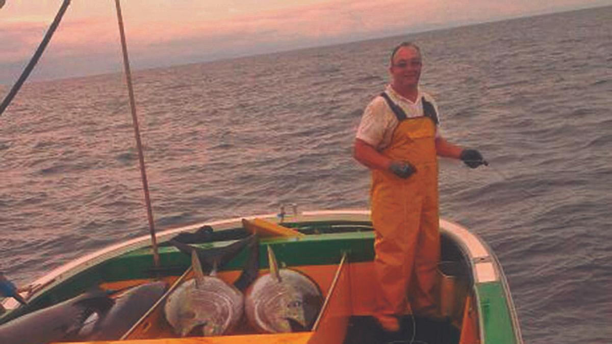 Un pescador de la Cofradía de Las Mercedes, en Los Cristianos, en plena faena de la zafra del atún.