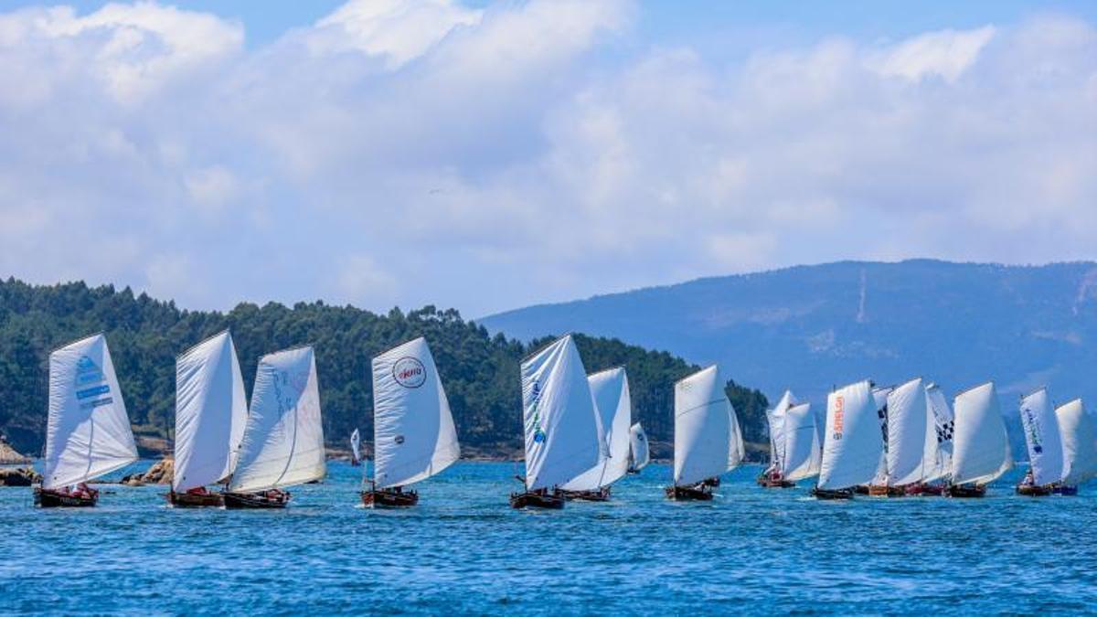 Varias dornas durante a saída da edición número 40 da Volta á Arousa