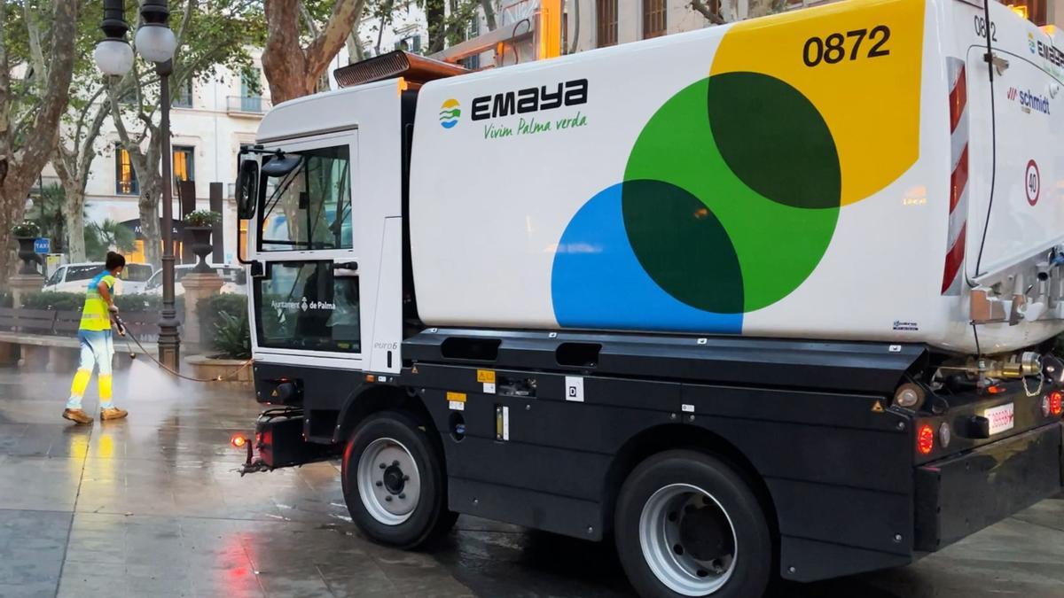 Nueva máquina baldeadora de Emaya con la que se refuerza la limpieza de calles.