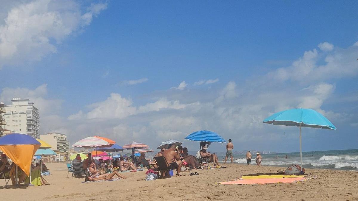 Bañistas disfrutan en una playa de la Safor, en una imagen reciente.