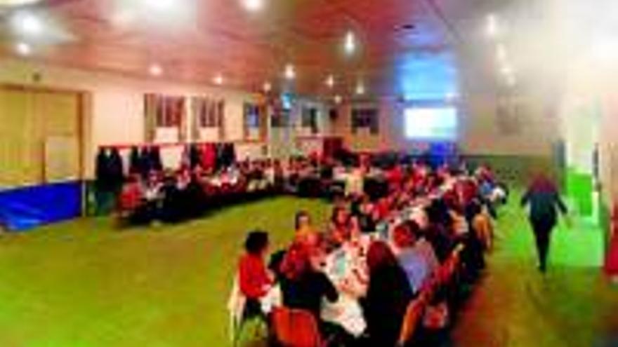 Las mujeres celebraron su fiesta de Santa Águeda con una cena y baile en el pabellón municipal